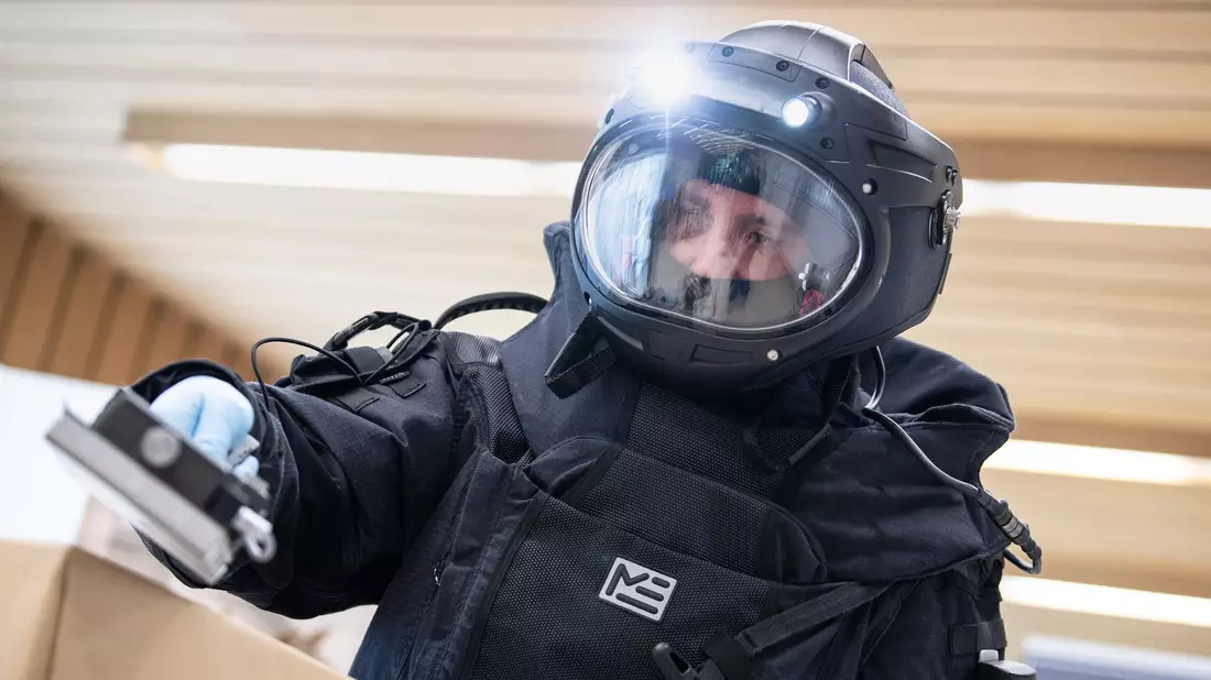 Ein Mitarbeiter der Technischen Sondergruppe (TSG) des Bayerischen Landeskriminalamtes sucht ein Paket mit einem Alpha-, Beta-, Gamma-Strahlendetektor ab: 2023 wurden 168 Fälle gemeldet, in denen strahlende Stoffe gestohlen wurden, verloren gingen oder anderweitig in falsche Hände gerieten. - Bild: Matthias Balk/dpa
