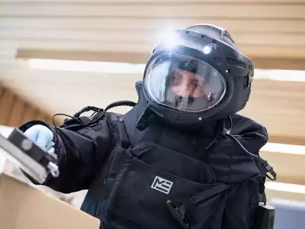 Ein Mitarbeiter der Technischen Sondergruppe (TSG) des Bayerischen Landeskriminalamtes sucht ein Paket mit einem Alpha-, Beta-, Gamma-Strahlendetektor ab: 2023 wurden 168 Fälle gemeldet, in denen strahlende Stoffe gestohlen wurden, verloren gingen oder anderweitig in falsche Hände gerieten. - Foto: Matthias Balk/dpa