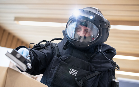 Ein Mitarbeiter der Technischen Sondergruppe (TSG) des Bayerischen Landeskriminalamtes sucht ein Paket mit einem Alpha-, Beta-, Gamma-Strahlendetektor ab: 2023 wurden 168 Fälle gemeldet, in denen strahlende Stoffe gestohlen wurden, verloren gingen oder anderweitig in falsche Hände gerieten. - Foto: Matthias Balk/dpa