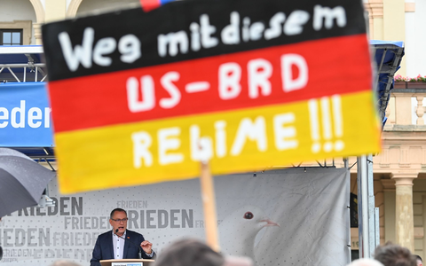 Ein antiamerikanisches Plakat auf einer AfD-Kundgebung mit Bundessprecher Tino Chrupalla in Magdeburg (Archivbild). - Foto: Heiko Rebsch/dpa