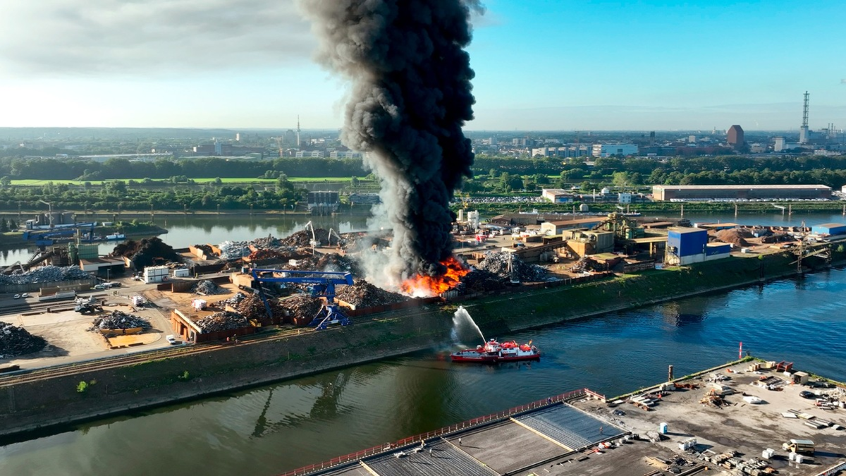 „Feuer & Flamme“ in Duisburg: WDR-Reihe startet mit Großbrand im Hafen - Foto: presseportal.de