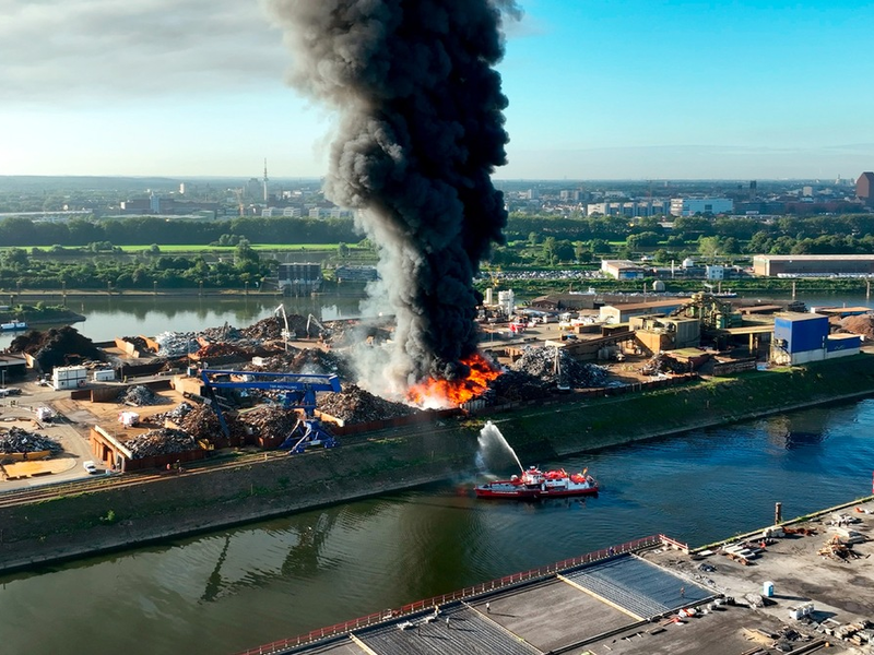 „Feuer & Flamme“ in Duisburg: WDR-Reihe startet mit Großbrand im Hafen - Foto: presseportal.de