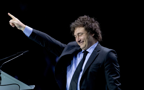 Auf einer Wahlkampfveranstaltung hat Javier Milei die spanische Linksregierung von Sánchez scharf kritisiert - mit Folgen. - Foto: Carlos Luján/EUROPA PRESS/dpa