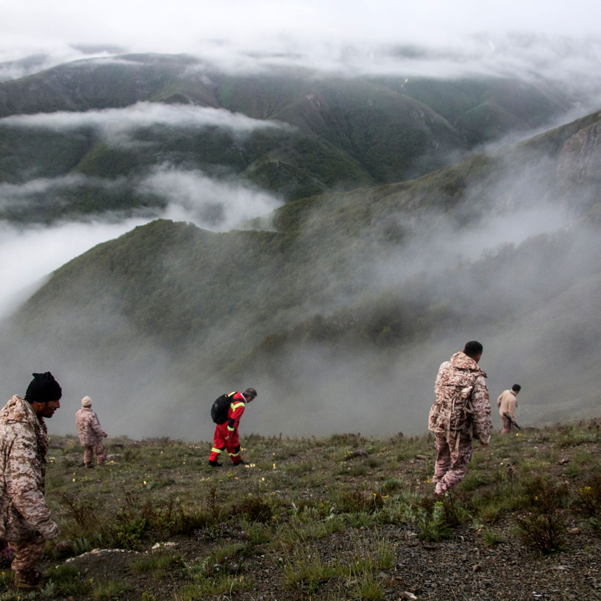 Blick auf die Absturzstelle des Hubschraubers des iranischen Präsidenten Ebrahim Raisi: Der iranische Präsident und sein Außenminister Hussein Amirabdollahian sind beim Absturz ums Leben gekommen. - Foto: Azin Haghighi/Moj News Agency/AP