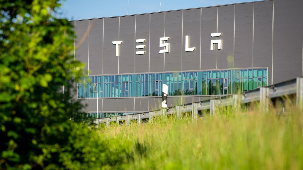 Gemeindevertreter von Grünheide hatten am Donnerstagabend einen Bebauungsplan beschlossen, der den Weg für eine Erweiterung des Tesla-Werkes freimacht. - Foto: Soeren Stache/dpa