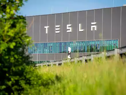 Gemeindevertreter von Grünheide hatten am Donnerstagabend einen Bebauungsplan beschlossen, der den Weg für eine Erweiterung des Tesla-Werkes freimacht. - Foto: Soeren Stache/dpa