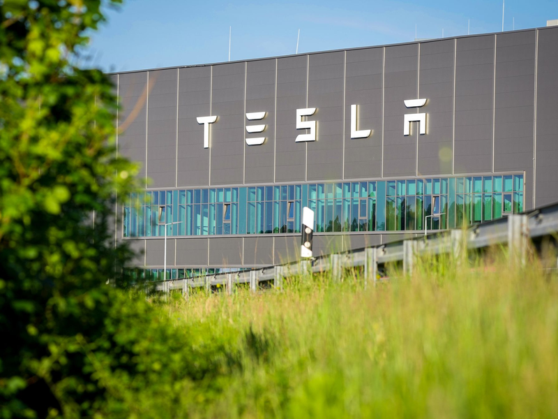 Gemeindevertreter von Grünheide hatten am Donnerstagabend einen Bebauungsplan beschlossen, der den Weg für eine Erweiterung des Tesla-Werkes freimacht. - Foto: Soeren Stache/dpa