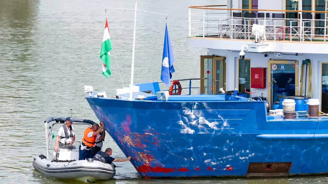 Polizeiermittler untersuchen im ungarischen Komarom den Bug eines Flusskreuzfahrtschiffes nach einer mutmaßlichen Kollision. - Bild: Csaba Krizsan/MTI/AP/dpa