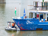 Polizeiermittler untersuchen im ungarischen Komarom den Bug eines Flusskreuzfahrtschiffes nach einer mutmaßlichen Kollision. - Foto: Csaba Krizsan/MTI/AP/dpa