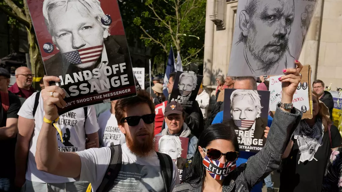 Unterstützer von Julian Assange demonstrieren vor dem Londoner High Court. - Bild: Kin Cheung/AP/dpa