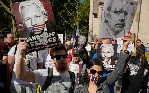 Unterstützer von Julian Assange demonstrieren vor dem Londoner High Court. - Foto: Kin Cheung/AP/dpa