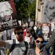 Unterstützer von Julian Assange demonstrieren vor dem Londoner High Court. - Bild: Kin Cheung/AP/dpa