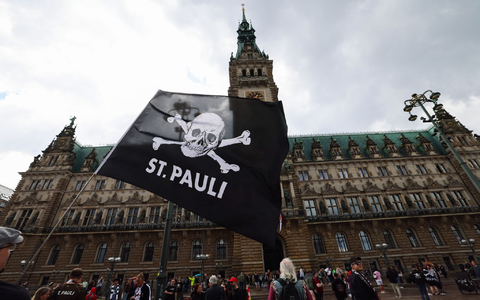 Fans des FC St. Pauli sammeln sich für die Aufstiegsfeier auf dem Rathausmarkt vor dem Rathaus. - Foto: Christian Charisius/dpa