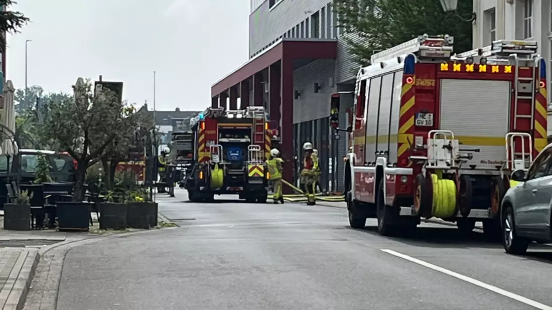FW Grevenbroich: Feuerwehr löscht Brand in Elektrounterverteilung in Wevelinghoven - Bild: presseportal.de
