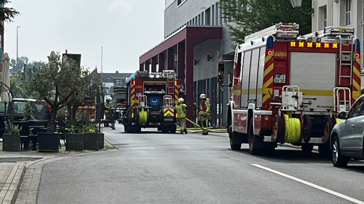 FW Grevenbroich: Feuerwehr löscht Brand in Elektrounterverteilung in Wevelinghoven - Foto: presseportal.de