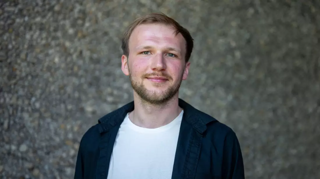 Schauspieler Nikita Buldyrski wurde mit dem Alfred-Kerr-Darstellerpreis ausgezeichnet. - Bild: Monika Skolimowska/dpa
