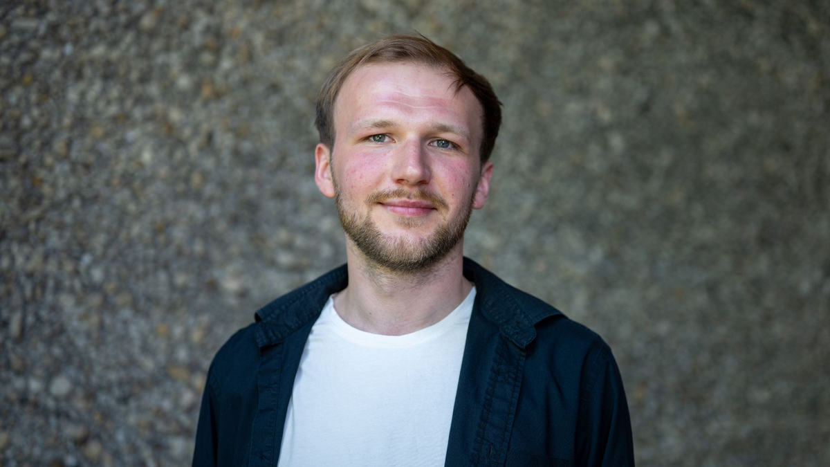 Schauspieler Nikita Buldyrski wurde mit dem Alfred-Kerr-Darstellerpreis ausgezeichnet. - Foto: Monika Skolimowska/dpa