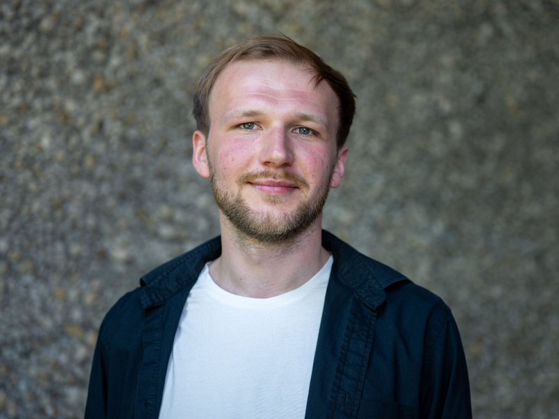Schauspieler Nikita Buldyrski wurde mit dem Alfred-Kerr-Darstellerpreis ausgezeichnet. - Foto: Monika Skolimowska/dpa
