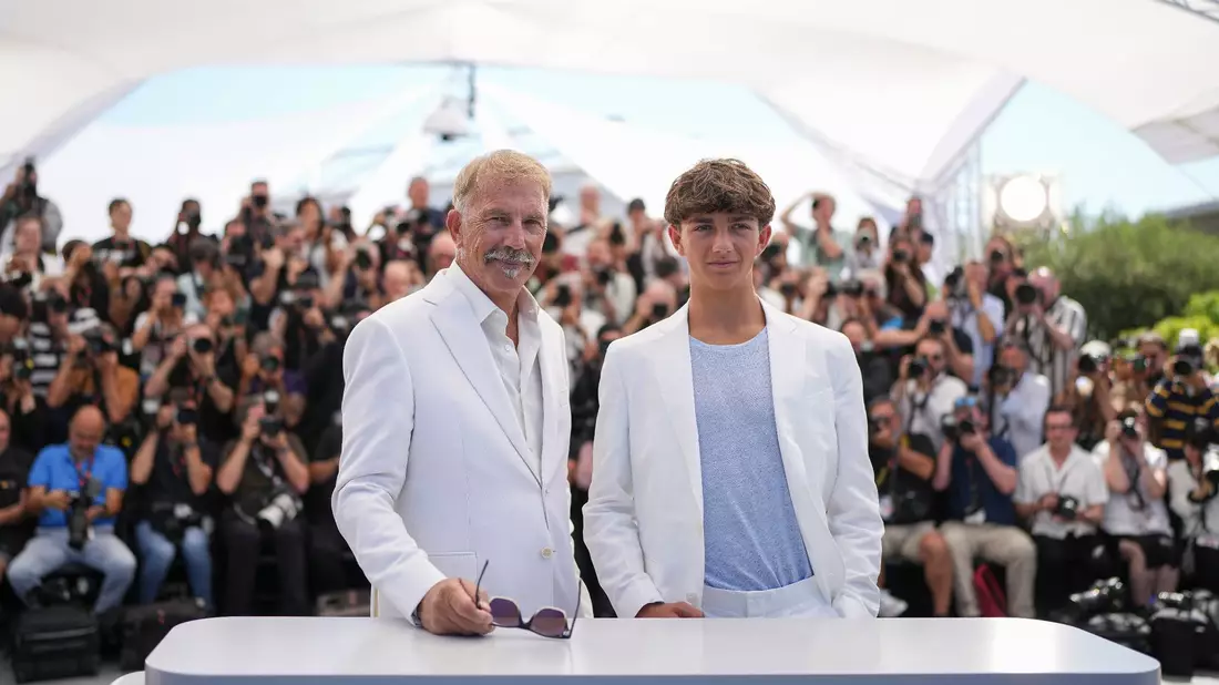 Schauspieler Kevin Costner (l) und sein Sohn Hayes bei den 77. Internationalen Filmfestspielen in Cannes. - Bild: Scott A Garfitt/Invision/AP/dpa