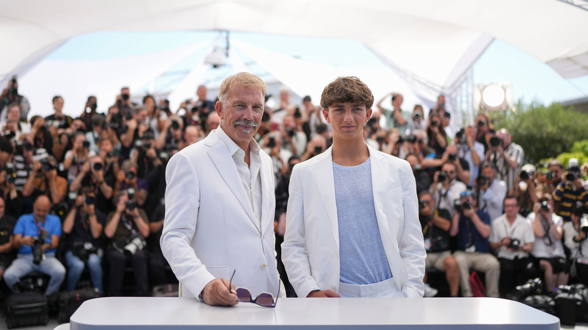 Schauspieler Kevin Costner (l) und sein Sohn Hayes bei den 77. Internationalen Filmfestspielen in Cannes. - Foto: Scott A Garfitt/Invision/AP/dpa