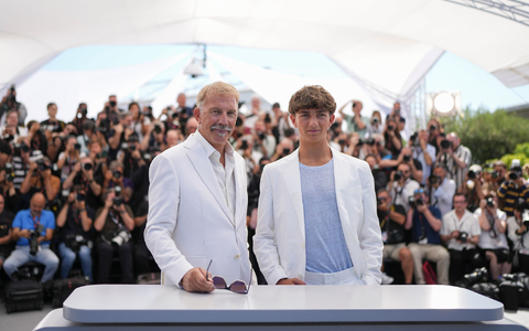 Schauspieler Kevin Costner (l) und sein Sohn Hayes bei den 77. Internationalen Filmfestspielen in Cannes. - Foto: Scott A Garfitt/Invision/AP/dpa
