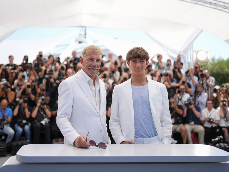 Schauspieler Kevin Costner (l) und sein Sohn Hayes bei den 77. Internationalen Filmfestspielen in Cannes. - Foto: Scott A Garfitt/Invision/AP/dpa