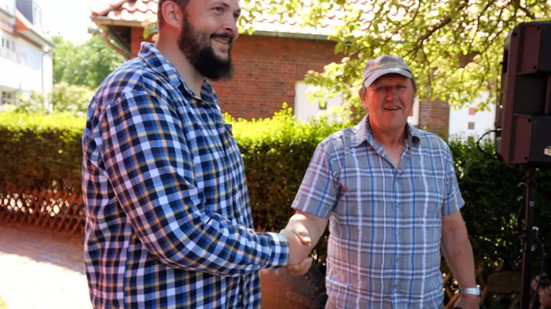Daniel Jochheim (l), der neue Leuchtturmwärter auf Wangerooge, wird von seinem Vorgänger Jan Gerdes begrüßt. - Bild: Jörn Hüneke/dpa
