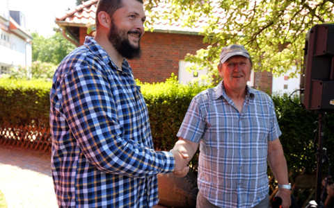 Daniel Jochheim (l), der neue Leuchtturmwärter auf Wangerooge, wird von seinem Vorgänger Jan Gerdes begrüßt. - Foto: Jörn Hüneke/dpa Daniel Jochheim (l), der neue Leuchtturmwärter auf Wangerooge, wird von seinem Vorgänger Jan Gerdes begrüßt. - Foto: Jörn Hüneke/dpa