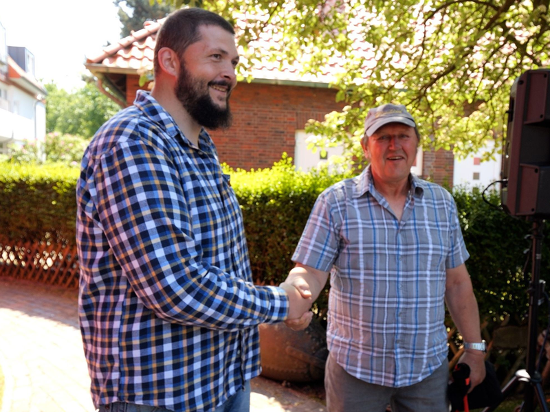 Daniel Jochheim (l), der neue Leuchtturmwärter auf Wangerooge, wird von seinem Vorgänger Jan Gerdes begrüßt. - Foto: Jörn Hüneke/dpa