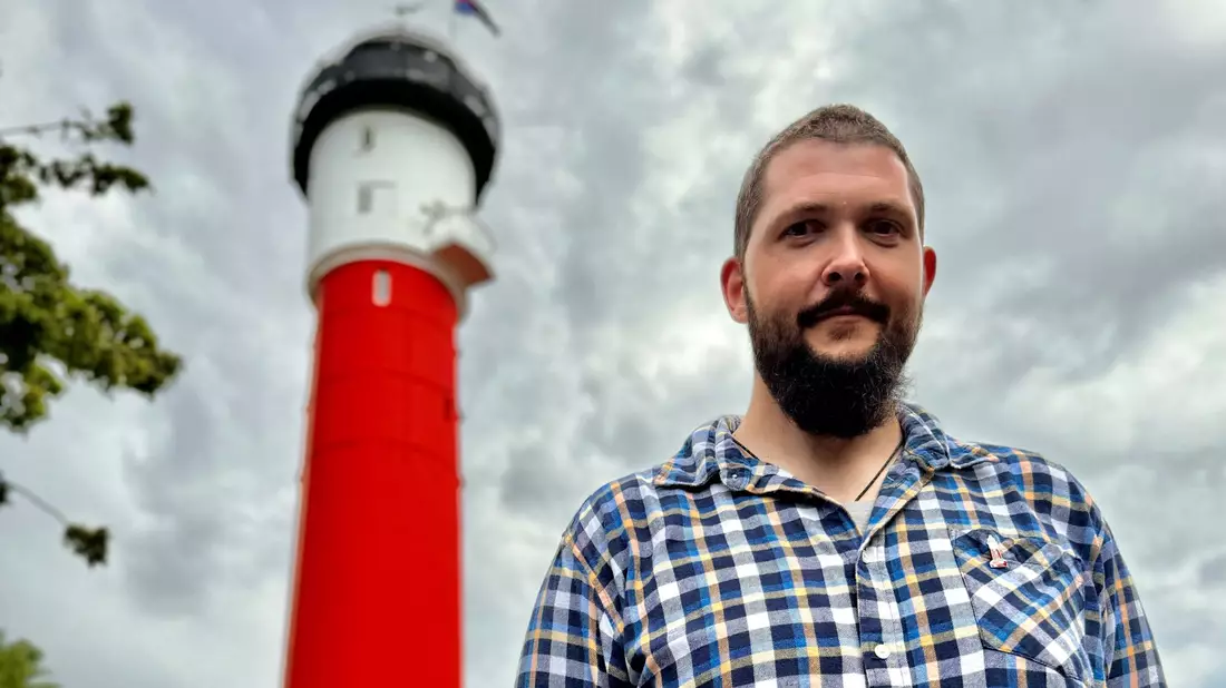 Daniel Jochheim ist der neue Leuchtturmwärter auf der Nordseeinsel Wangerooge. - Bild: Jörn Hüneke/dpa