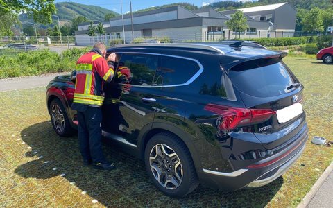 FW-PL: Feuerwehr befreit Hund aus überhitztem Auto. Besitzer genießt den Tag im Freizeitbad. - Foto: presseportal.de