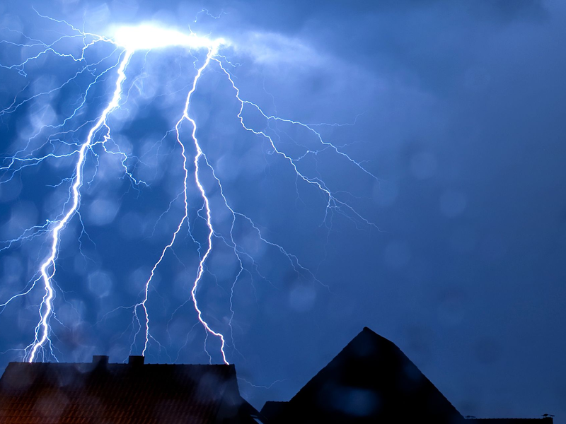 Mehrere Menschen sind in Dresden durch Blitze schwer verletzt worden. (Symbolbild) - Foto: Thomas Rensinghoff/dpa