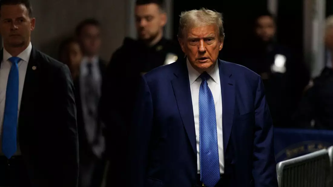 Der ehemalige US-Präsident Donald Trump auf dem Weg zu einem weiteren Gerichtsttermin in New York. - Bild: Sarah Yenesel/Pool EPA/AP/dpa