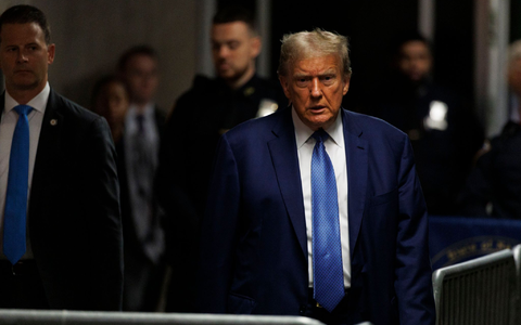 Der ehemalige US-Präsident Donald Trump auf dem Weg zu einem weiteren Gerichtsttermin in New York. - Foto: Sarah Yenesel/Pool EPA/AP/dpa