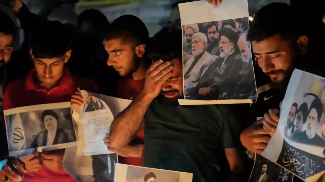 Nach dem Tod Raisis ist das Land gespalten: Während einige Iraner trauern, reagieren andere in den sozialen Medien mit Schadenfreude. - Bild: Mukhtar Khan/AP