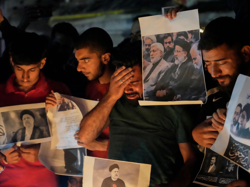 Nach dem Tod Raisis ist das Land gespalten: Während einige Iraner trauern, reagieren andere in den sozialen Medien mit Schadenfreude. - Foto: Mukhtar Khan/AP