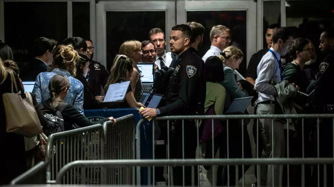 Der Richter ließ den Saal des Gerichts vorübergehend räumen, weil er sich von einem Trump-nahen Entlastungszeugen respektlos behandelt fühlte. - Bild: Dave Sanders/POOL New York Times/AP