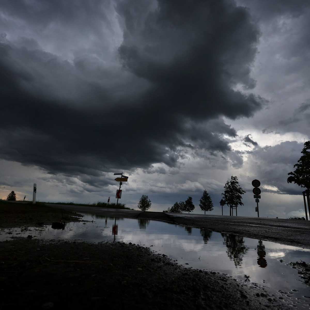 Bislang kämpften vor allem Menschen im Saarland und Rheinland-Pfalz gegen Hochwasser und Überschwemmungen - nun könnten die Unwetterfolgen auch andere Regionen treffen. - Foto: Karl-Josef Hildenbrand/dpa