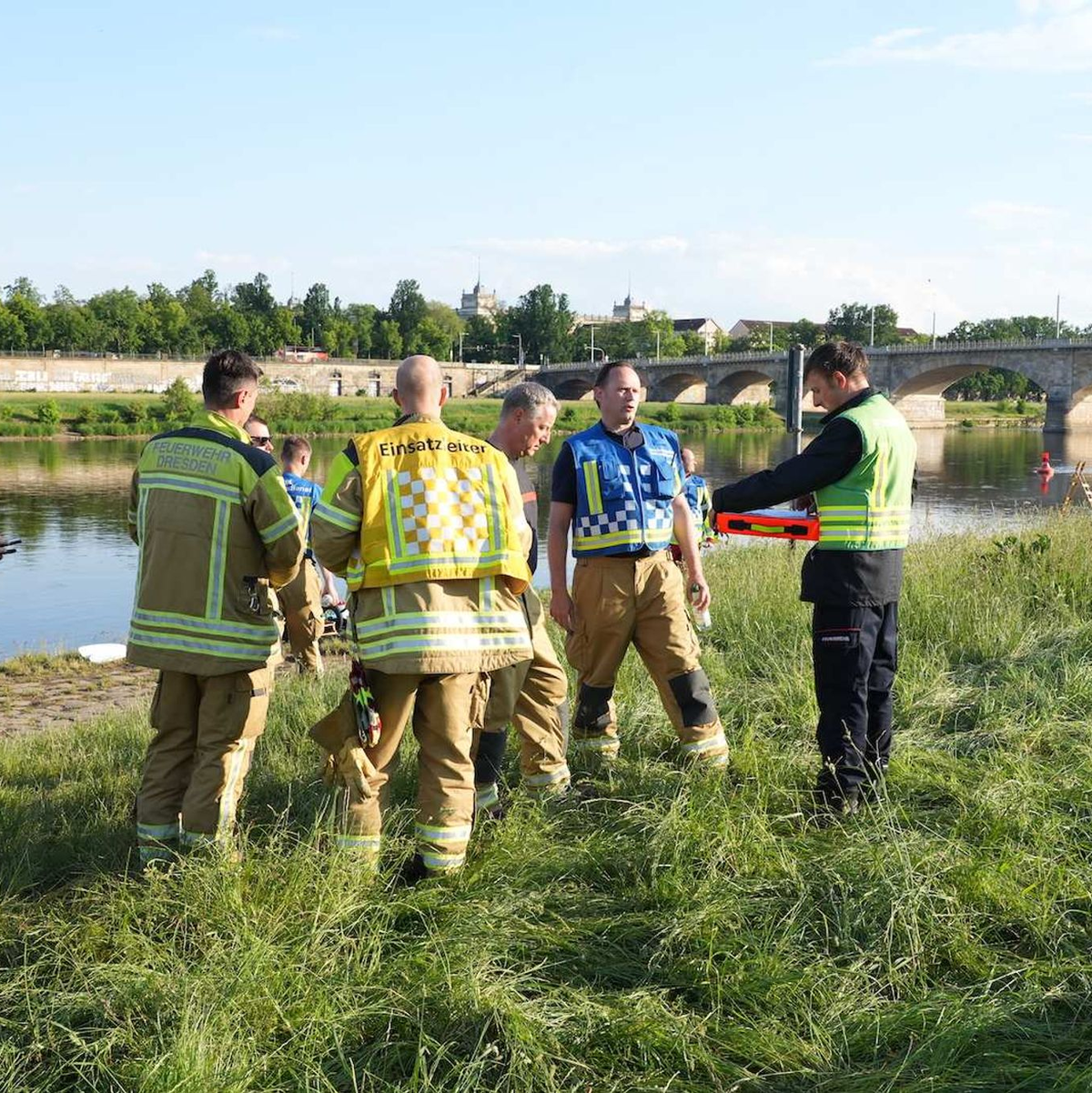 Nach dem Blitzeinschlag sperrte die Polizei das Gebiet ab, auch ein Hubschrauber wurde eingesetzt, um mögliche weitere Verletzte zu finden. - Foto: Benedict Bartsch/xcitepress/dpa