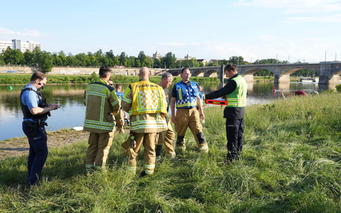Nach dem Blitzeinschlag sperrte die Polizei das Gebiet ab, auch ein Hubschrauber wurde eingesetzt, um mögliche weitere Verletzte zu finden. - Foto: Benedict Bartsch/xcitepress/dpa Nach dem Blitzeinschlag sperrte die Polizei das Gebiet ab, auch ein Hubschrauber wurde eingesetzt, um mögliche weitere Verletzte zu finden. - Foto: Benedict Bartsch/xcitepress/dpa