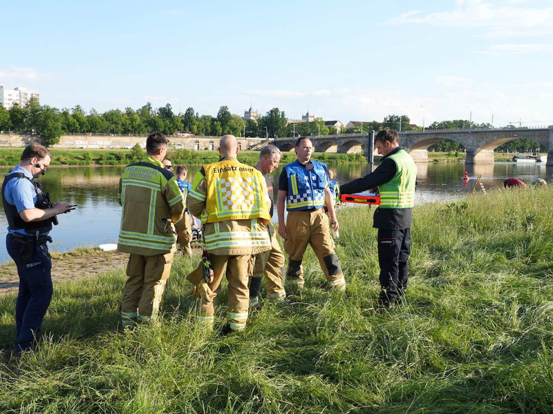 Nach dem Blitzeinschlag sperrte die Polizei das Gebiet ab, auch ein Hubschrauber wurde eingesetzt, um mögliche weitere Verletzte zu finden. - Foto: Benedict Bartsch/xcitepress/dpa