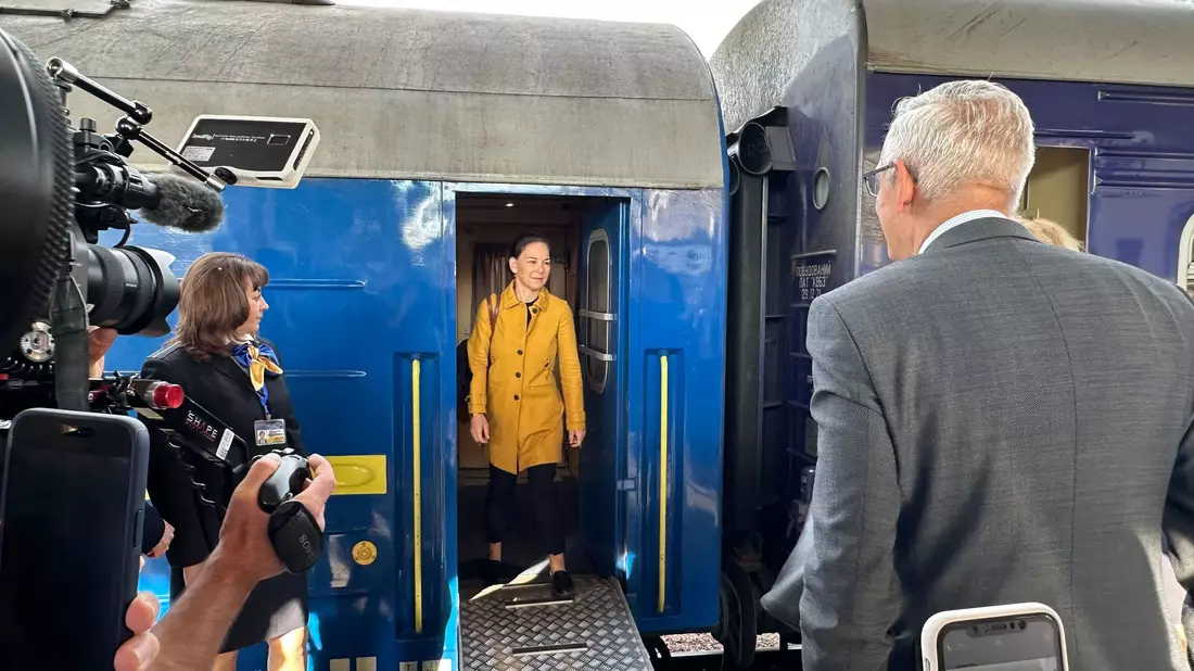 Außenministerin Annalena Baerbock wird bei der Ankunft am Bahnhof Kiew vom deutschen Botschafter Martin Jäger und einer Vertreterin des ukrainischen Protokolls empfangen. - Bild: Jörg Blank/dpa