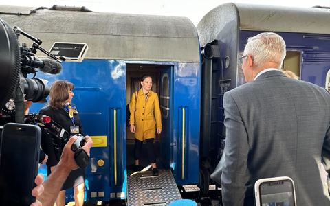 Außenministerin Annalena Baerbock wird bei der Ankunft am Bahnhof Kiew vom deutschen Botschafter Martin Jäger und einer Vertreterin des ukrainischen Protokolls empfangen. - Foto: Jörg Blank/dpa