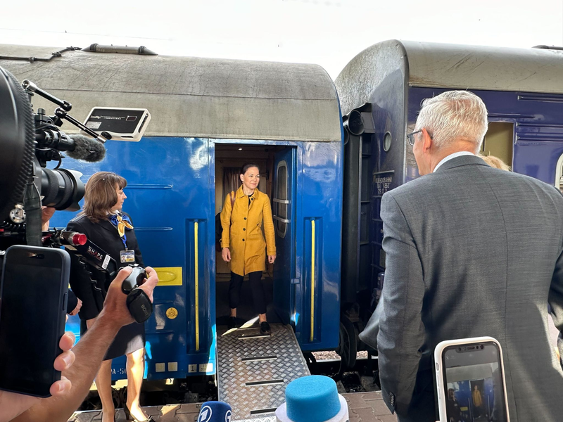 Außenministerin Annalena Baerbock wird bei der Ankunft am Bahnhof Kiew vom deutschen Botschafter Martin Jäger und einer Vertreterin des ukrainischen Protokolls empfangen. - Foto: Jörg Blank/dpa