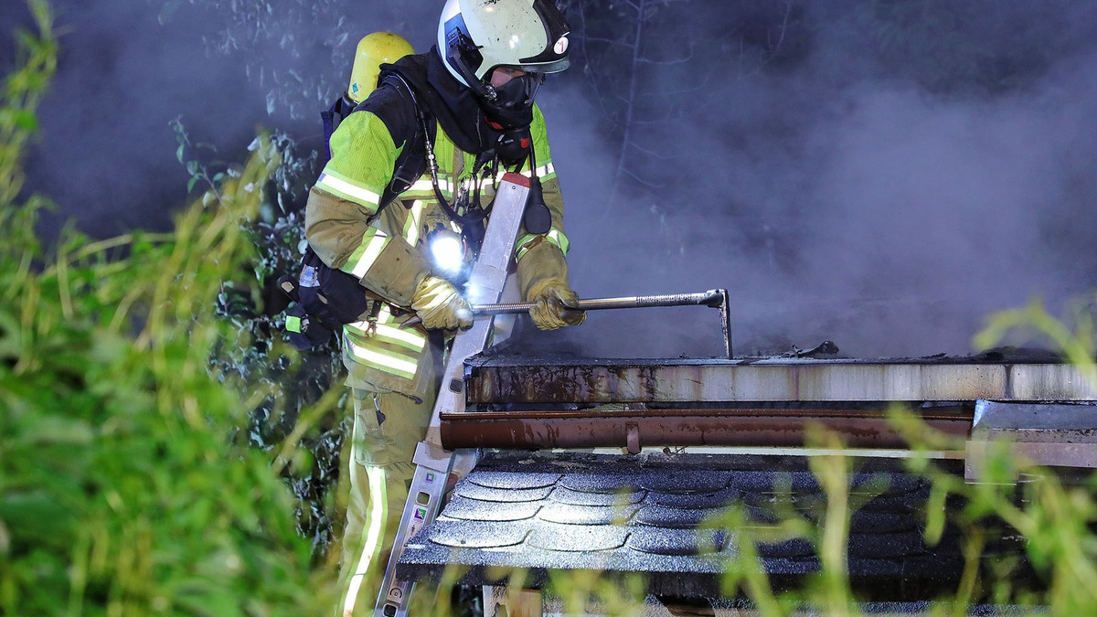 FW Dresden: Brand einer Gartenlaube - Foto: presseportal.de