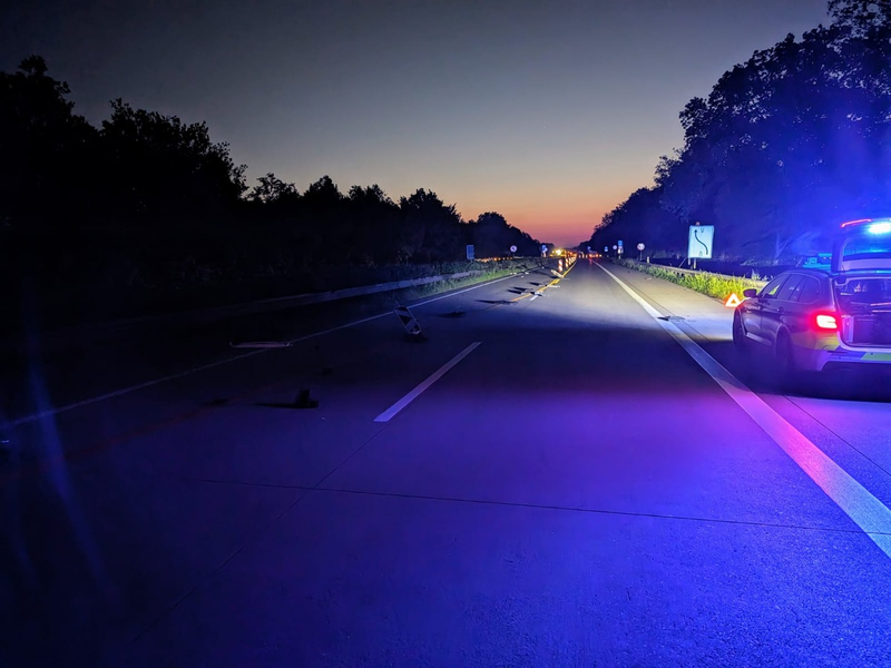 POL-CUX: Kleintransporterfahrer überfährt aus unbekannten Gründen Absperrung der Baustellenverschwenkung auf der BAB27 (Lichtbild in der Anlage) - Foto: presseportal.de