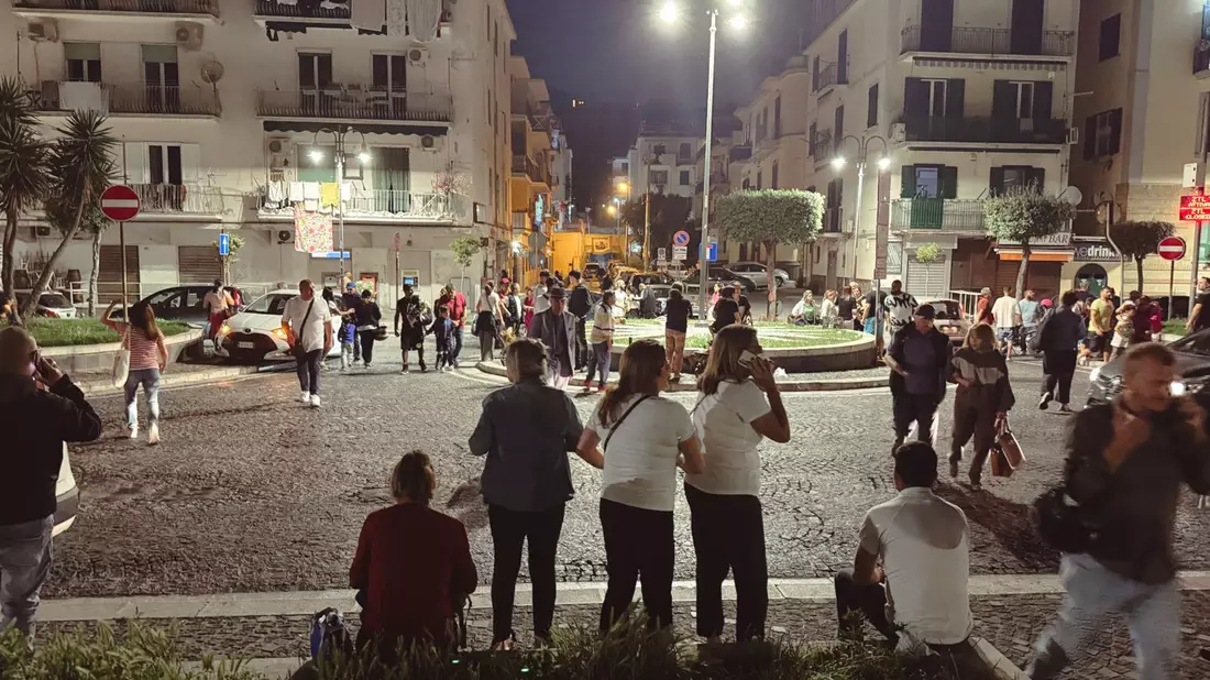 Menschen harren in Neapel aus Angst vor weiteren Erdstößen auf der Straße aus. - Bild: Alessandro Garofalo/LaPresse via ZUMA Press/dpa