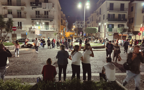 Menschen harren in Neapel aus Angst vor weiteren Erdstößen auf der Straße aus. - Foto: Alessandro Garofalo/LaPresse via ZUMA Press/dpa