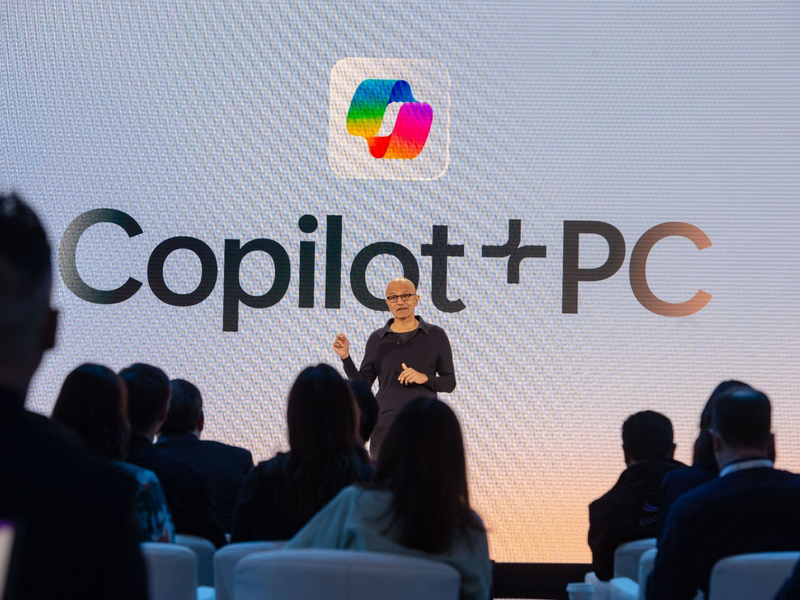 Microsoft-Chef Satya Nadella stellt die Vision für eine PC-Architektur vor, die auf den Einsatz Künstlicher Intelligenz ausgerichtet sein soll. - Foto: Andrej Sokolow/dpa