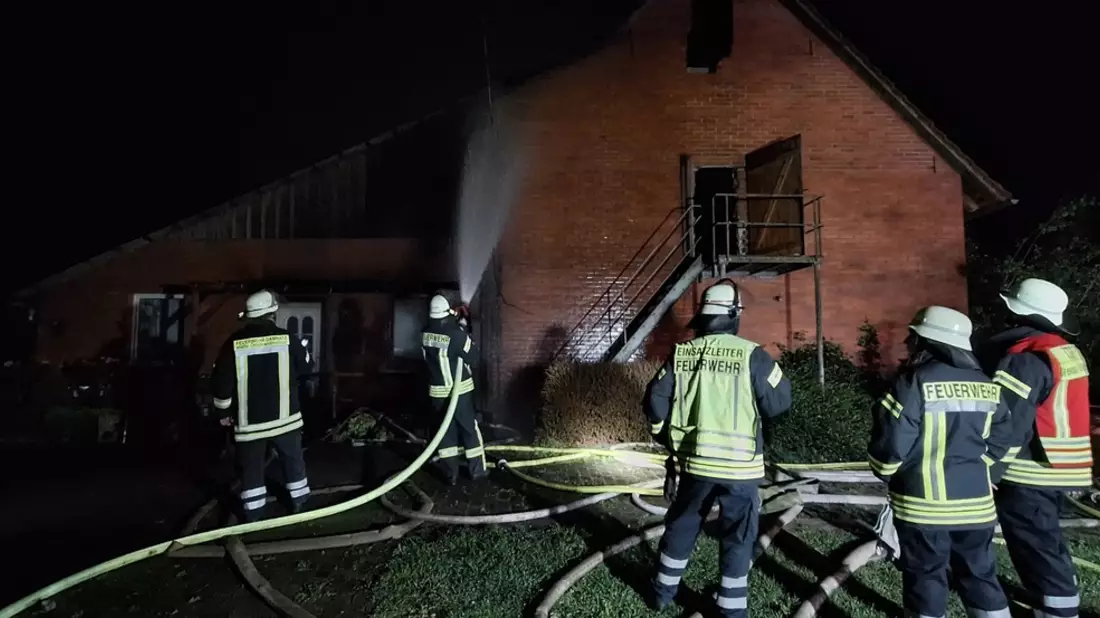 FW Lüchow-Dannenberg: +++Schnelles Eingreifen der Einsatzkräfte verhindert größere Schäden bei Terrassenbrand in Seedorf bei Dannenberg+++ - Bild: presseportal.de